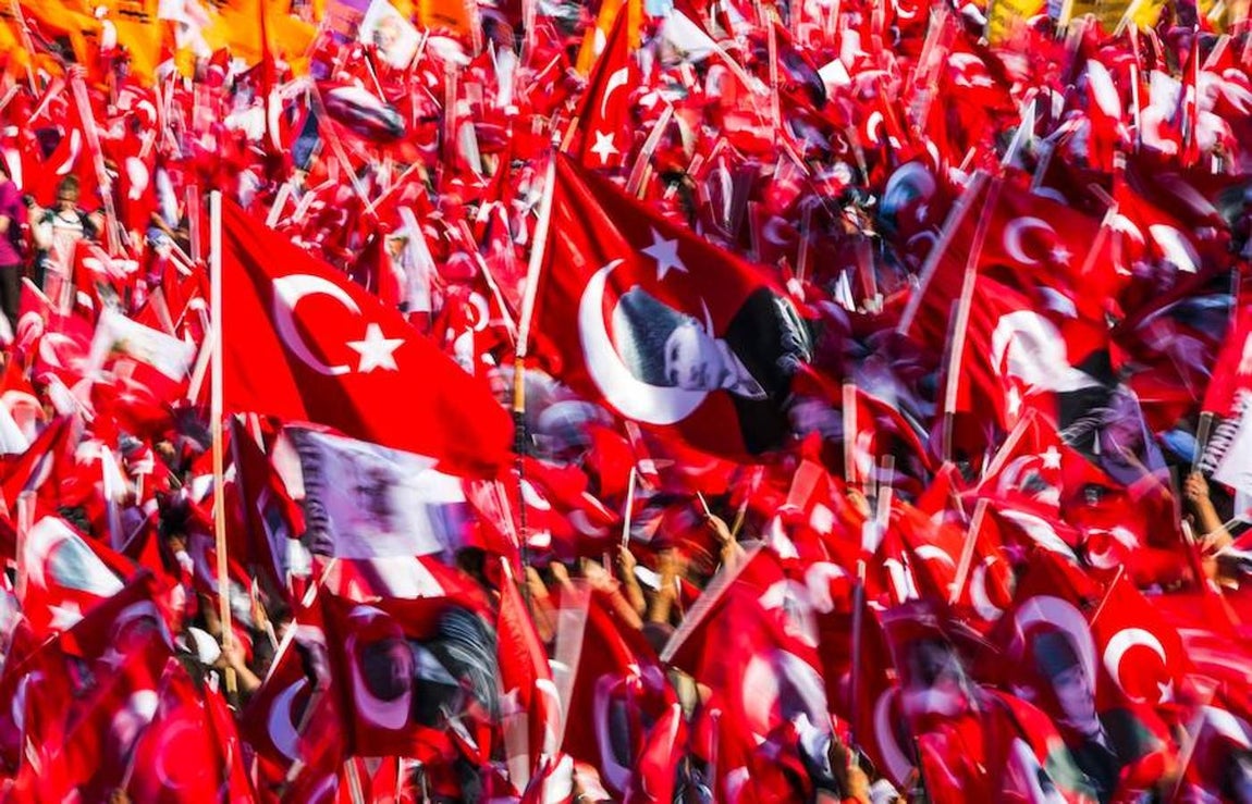 Masiva manifestación en Turquía en favor de los valores democráticos. Los turcos muestran su rechazo al golpe de Estado fallido. 