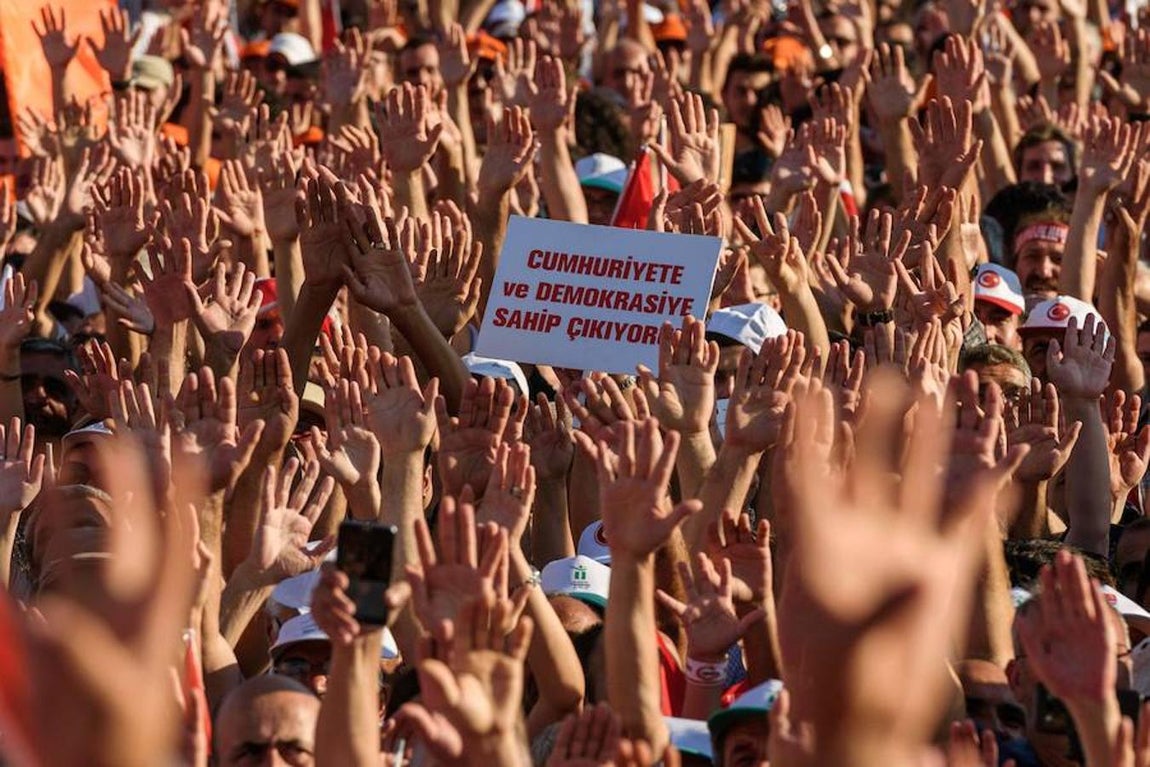 Masiva manifestación en Turquía en favor de los valores democráticos. Los turcos muestran su rechazo al golpe de Estado fallido. 