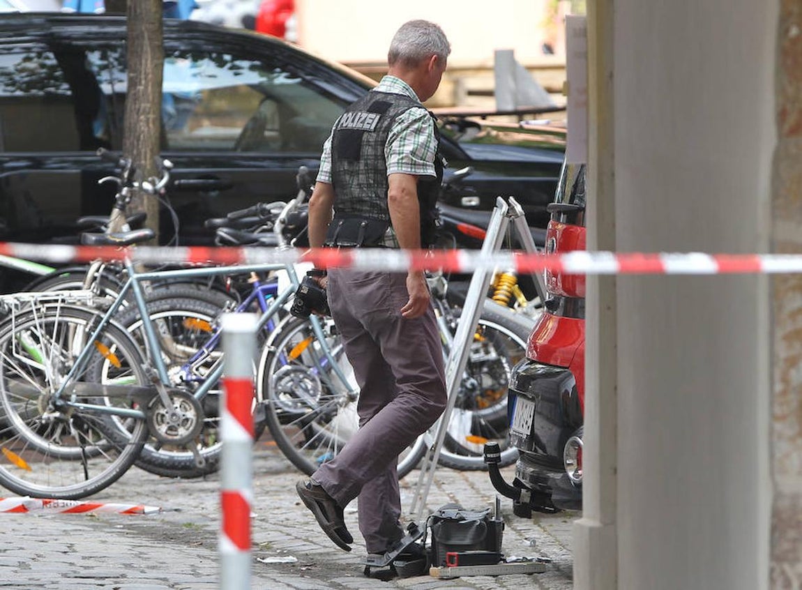 Un policía rastrea la zona del incidente. 