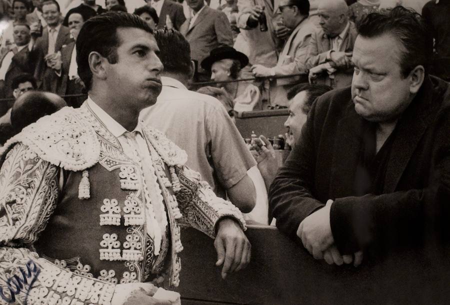 Welles observa a Antonio Odróñez en la plaza