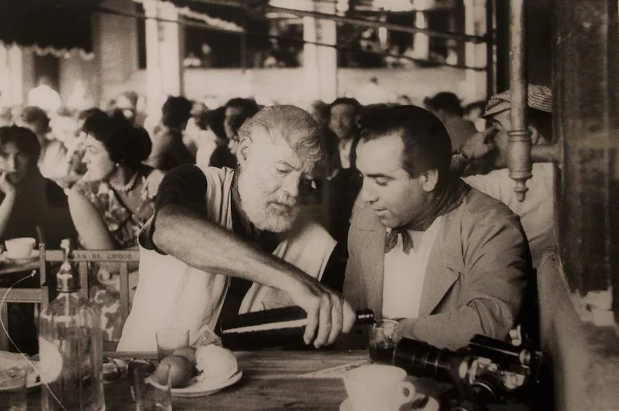 Ernest Hemingway, dándole al tinto. 