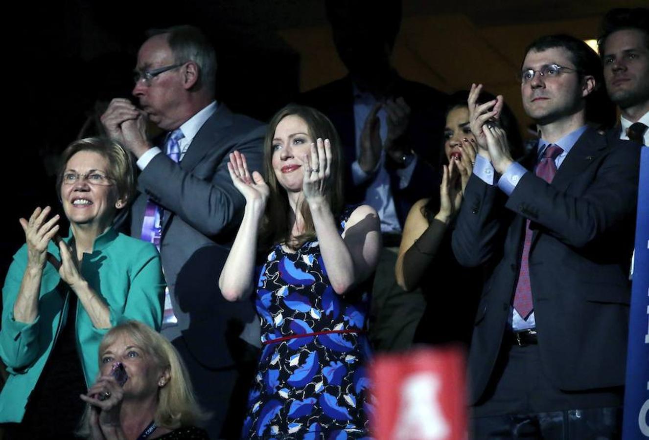 Segunda jornada de la convención del Partido Demócrata. Chelsea Clinton  en el centro, su esposo Marc Mezvinksy a la derecha y la senadora Elizabeth Warren a la izquierda