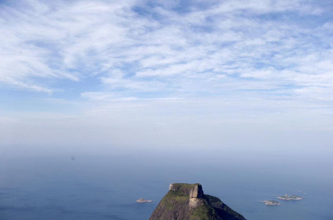 Un monolito frente a Río. Pedra da Gávea es un monolito que se eleva 842 metros sobre el nivel del mar en su punto más alto, situado en la Floresta da Tijuca en Barra da Tijuca