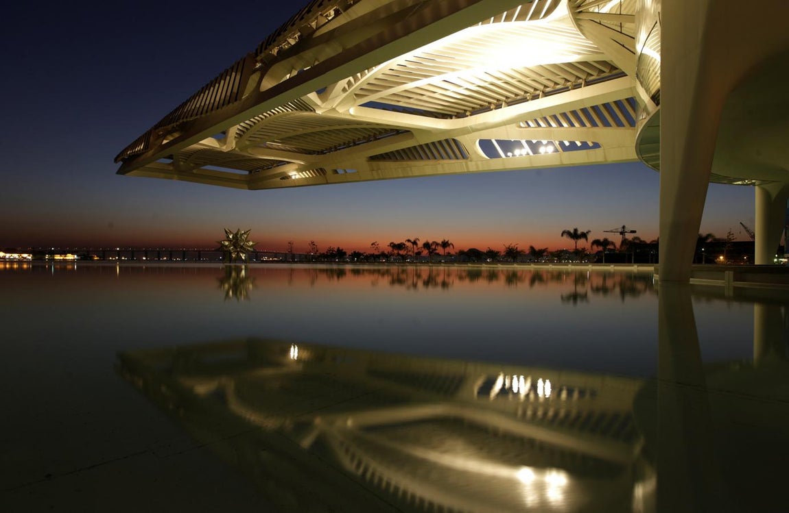 El museo del mañana. Museu do Amanhã es un nuevo museo construido en Rio de Janeiro. Se trata de una construcción futurista donde se aprecia el sello de Santiago Calatrava. "La idea es que el edificio sea reconocido como (algo) etéreo, casi flotando sobre el mar, como un barco, un pájaro o una planta. Debido a la naturaleza cambiante de las exhibiciones, hemos incorporado una estructura arquetípica dentro del edificio. Esta simplicidad permite la versatilidad funcional del museo, capaz de albergar conferencias o servir como un espacio de investigación", dijo Calatrava en la inauguración, a finales de 2015