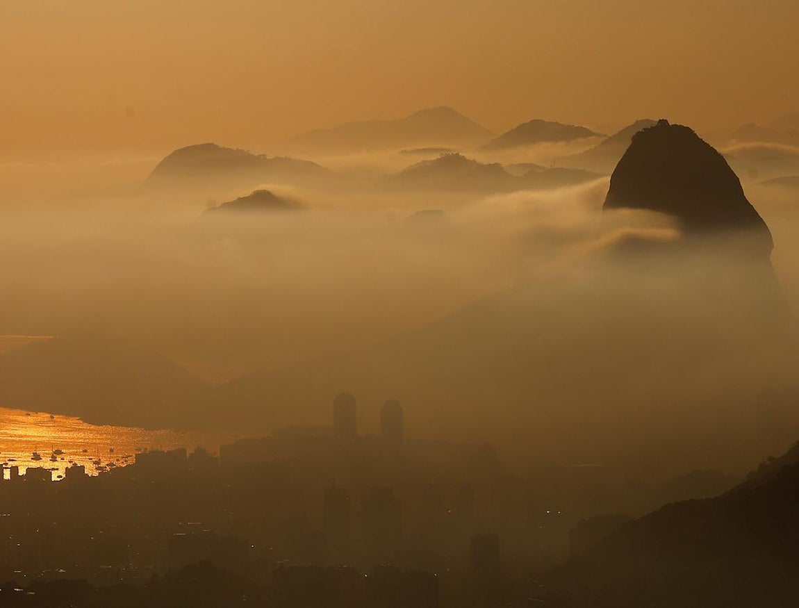 Atardecer en el Pan de Azúcar. El Pan de Azúcar, un morro situado en la boca de la bahía de Guanabara sobre una península que sobresale en el océano Atlántico. fotografiado desde Vista Chinesa