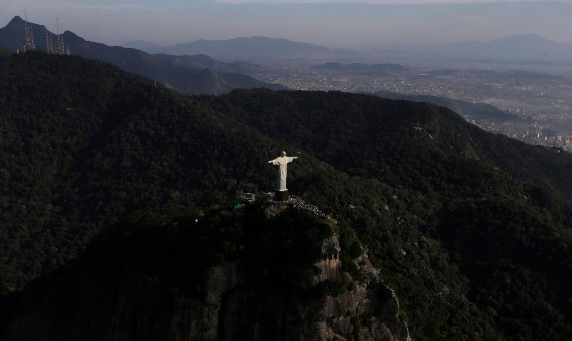 Vuelo sobre el Corcovado. Vista aérea del Cristo Redentor, en el Corcovado