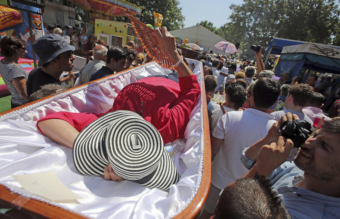 Devotos de Santa Marta que vieron de cerca a la muerte desfilan en procesión dentro de ataúdes. 