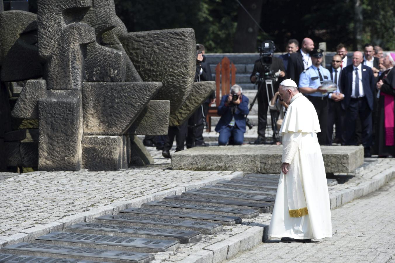 El Papa Francisco se detiene ante el Monumento Internacional a las Víctimas del Fascismo durante su visita al campo de concentración nazi de Auschwitz. 