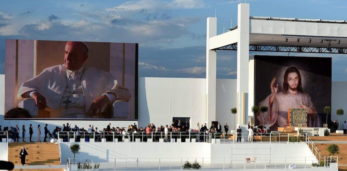 El Papa Francisco se reúne con los jóvenes para celebrar la vigilia en el campo de la Misericordia de Cracovia. 