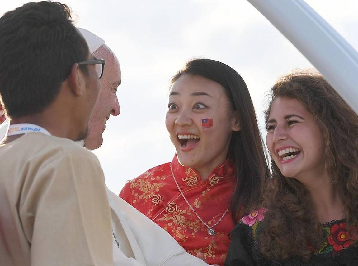 El Papa Francisco se reúne con los jóvenes para celebrar la vigilia en el campo de la Misericordia de Cracovia. 
