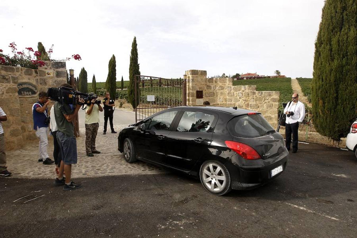 Los medios esperaron a los invitados y los novios en la puerta de la finca. J. M. SERRANO