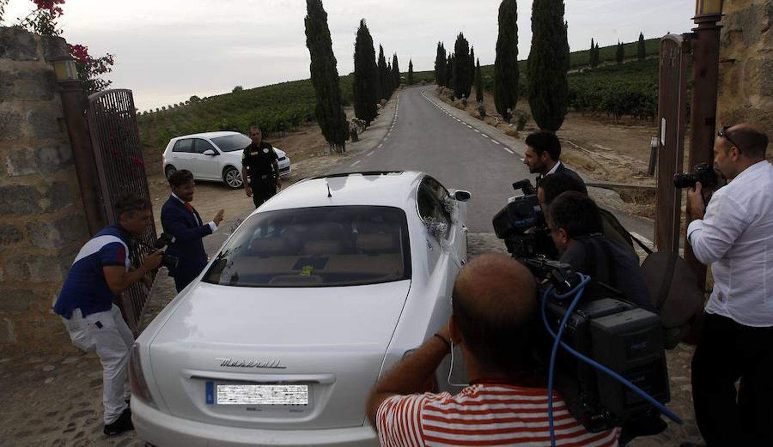 Inés Arrimadas llegó a la finca en un Maserati blanco. J. M. SERRANO