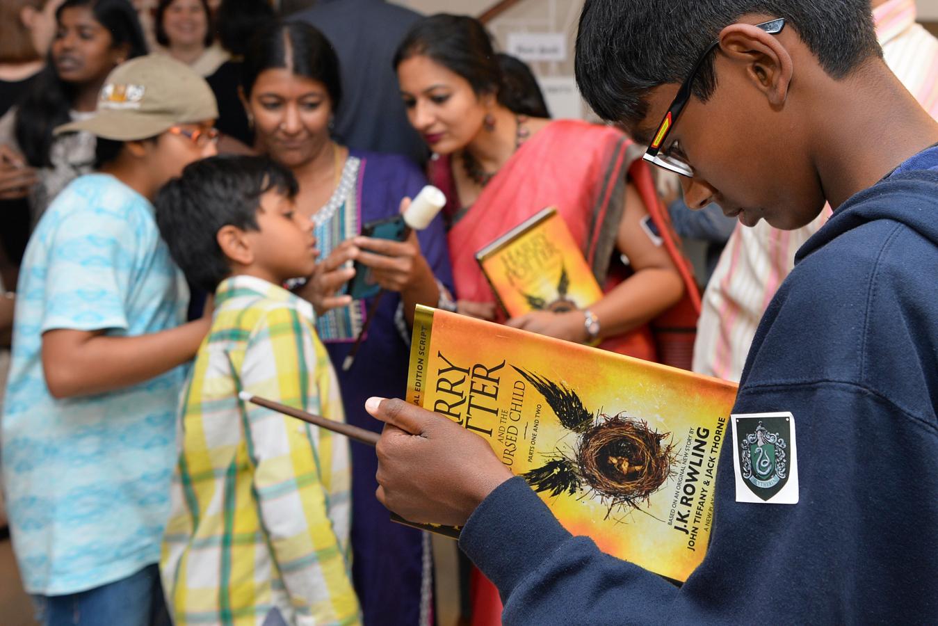 Niño leyendo el último libro de Harry Potter en Bangalore. 