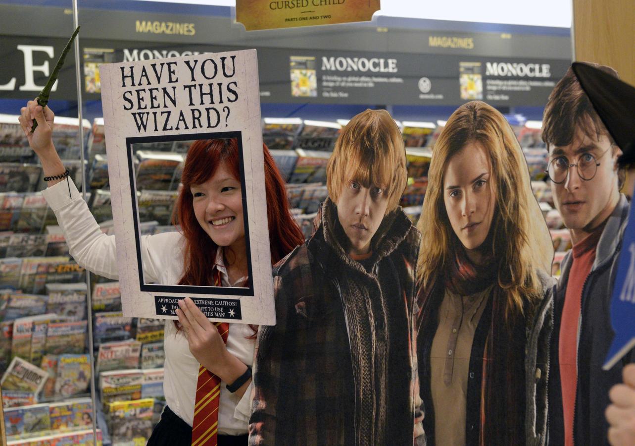 Fan «haciéndose una foto» con Ron y Hermione en Singapur. 