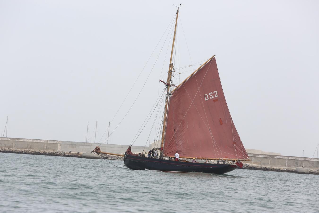 La salida de los veleros del puerto de Cádiz, en imágenes