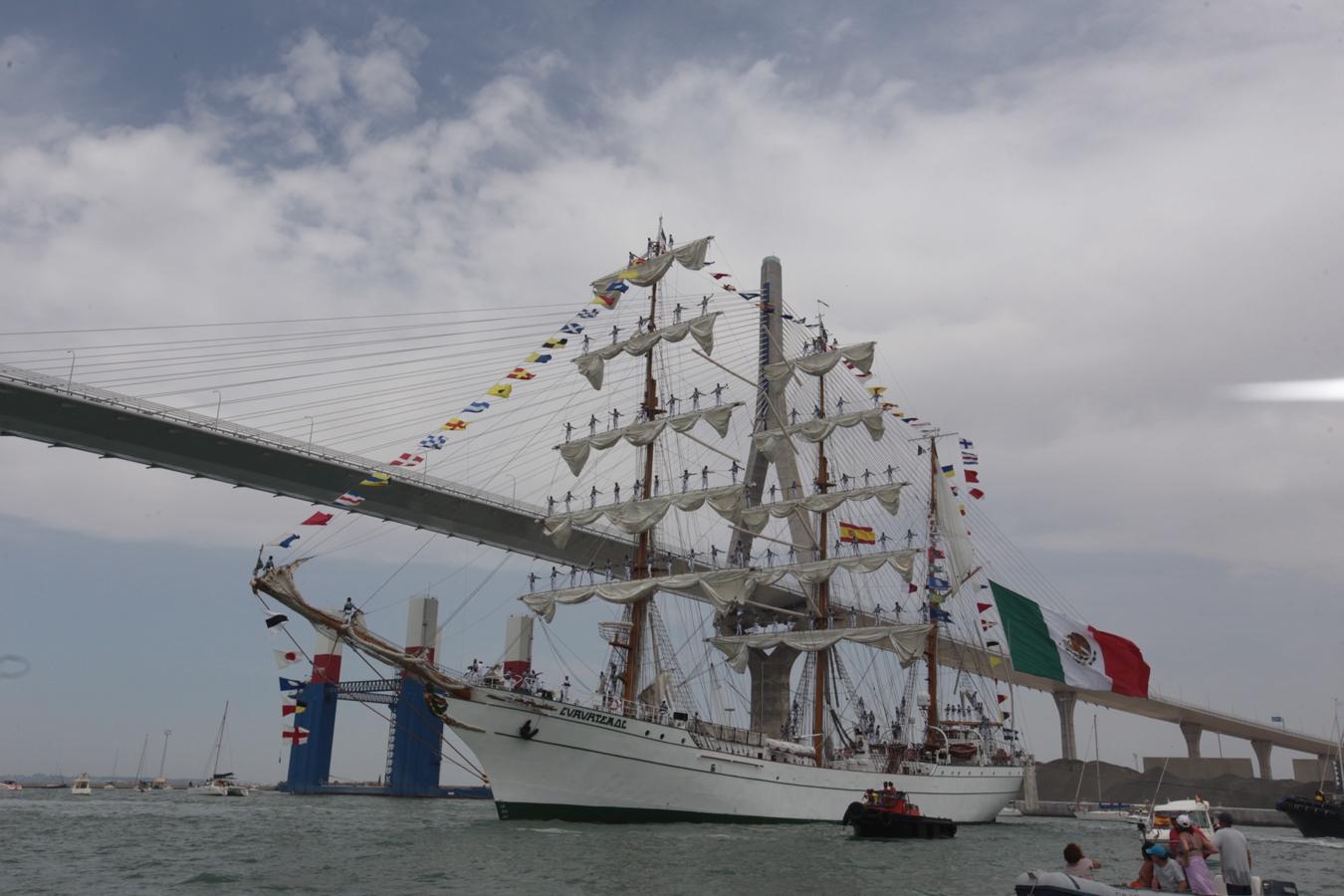 La salida de los veleros del puerto de Cádiz, en imágenes