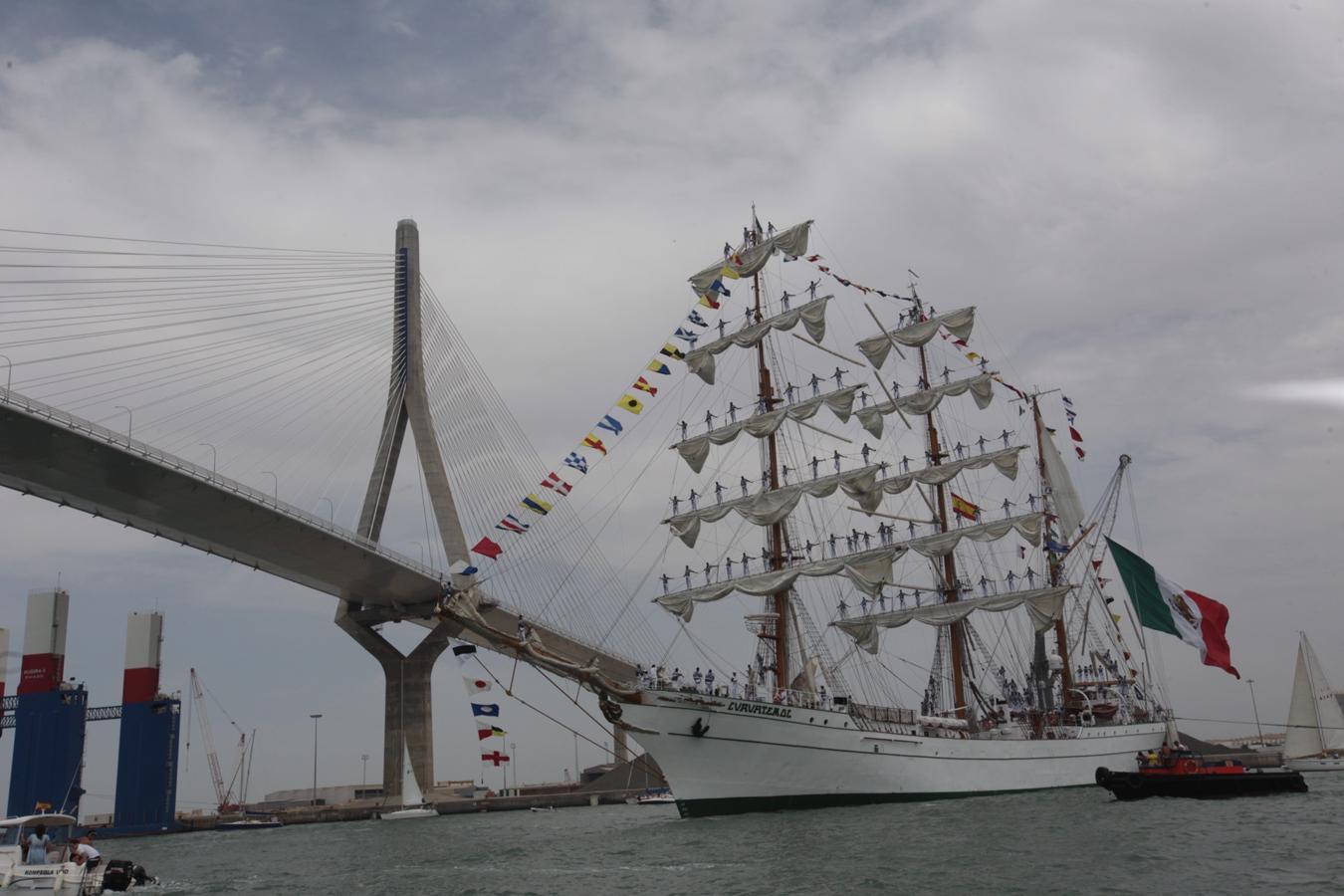 La salida de los veleros del puerto de Cádiz, en imágenes