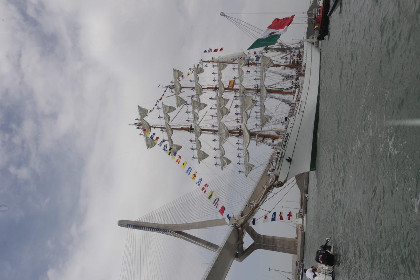 La salida de los veleros del puerto de Cádiz, en imágenes