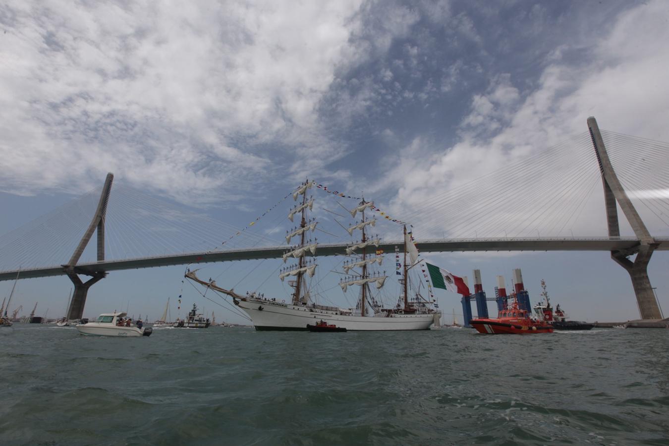 La salida de los veleros del puerto de Cádiz, en imágenes