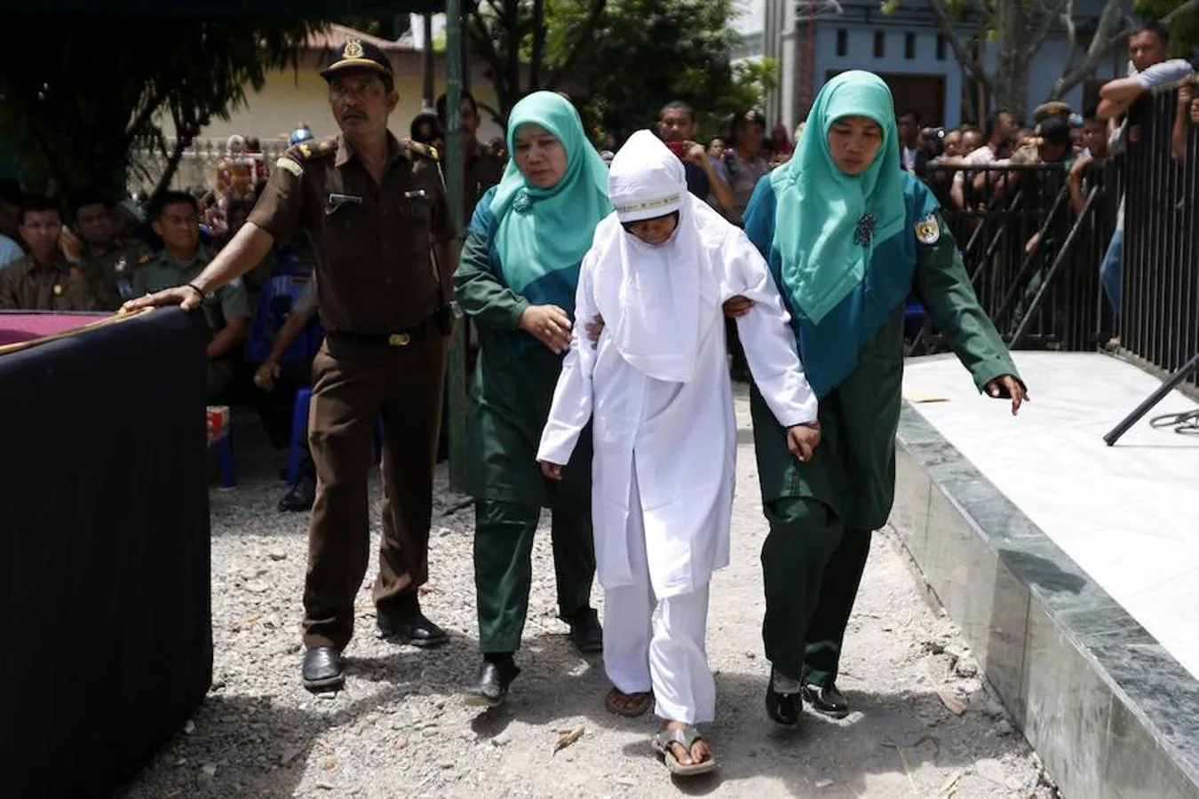 Las imágenes de las tres parejas fustigadas este lunes en Indonesia