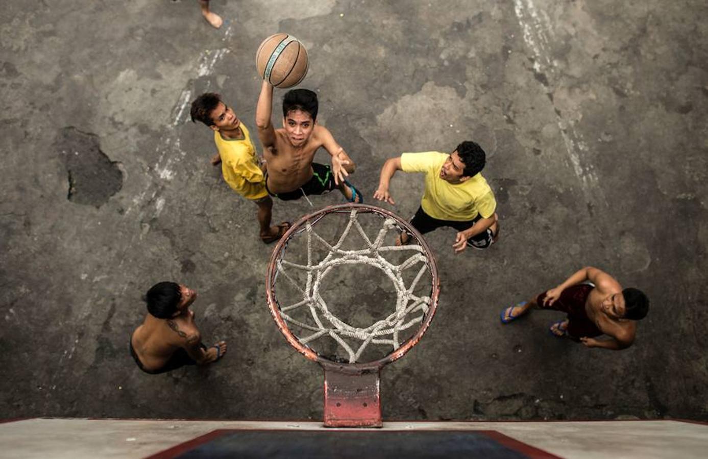 Los presos de Quezon City juegan al baloncesto en una cancha agrietada que a veces también les sirve de dormitorio. 