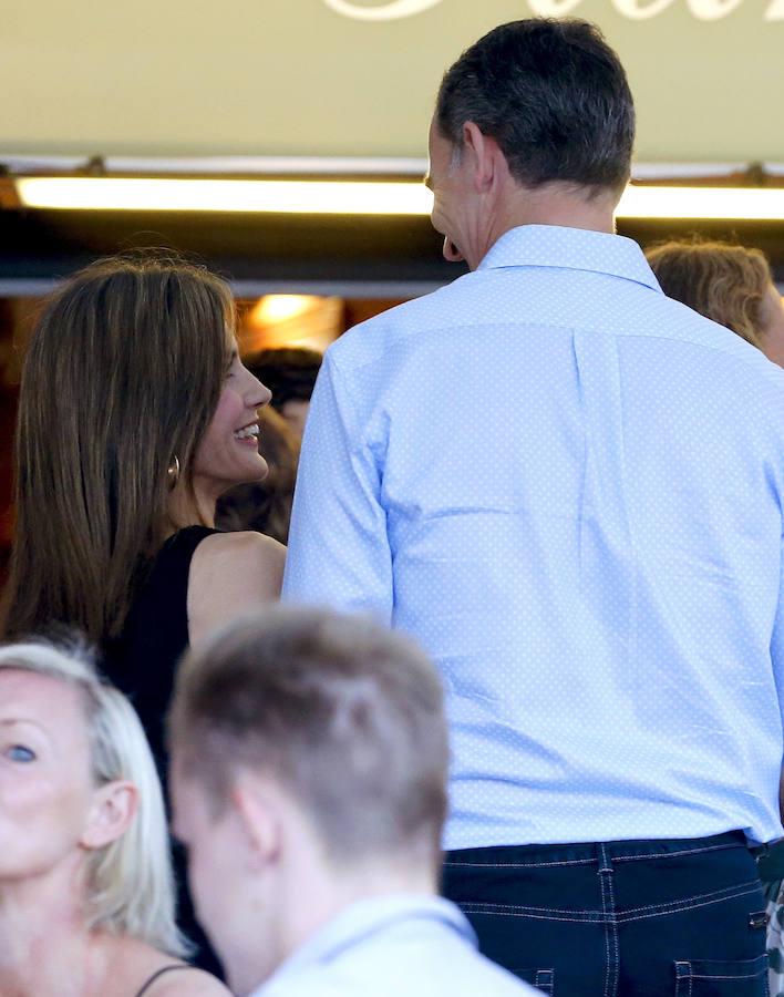 El Rey Felipe y la Reina Letizia, de espaldas, durante su estancia en el local. 
