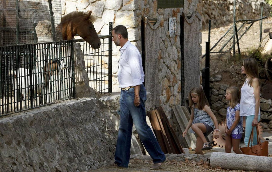 Los Príncipes de Asturias, Felipe de Borbón y Letizia Ortiz, con sus hijas, las infantas Leonor (2i) y Sofía (2d) durante su paseo este lunes por la finca-museo La Granja de Esporles, en la Sierra de Tramuntana (Mallorca). 