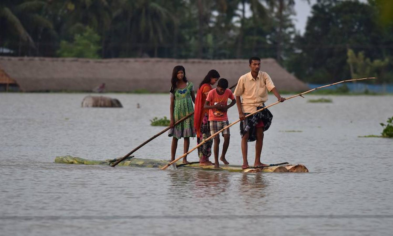 Las lluvias del monzon han provocado más de 400 muertes desde comienzos del verano en el sur de Asia. Las inundaciones han afectado a ocho millones de personas. 