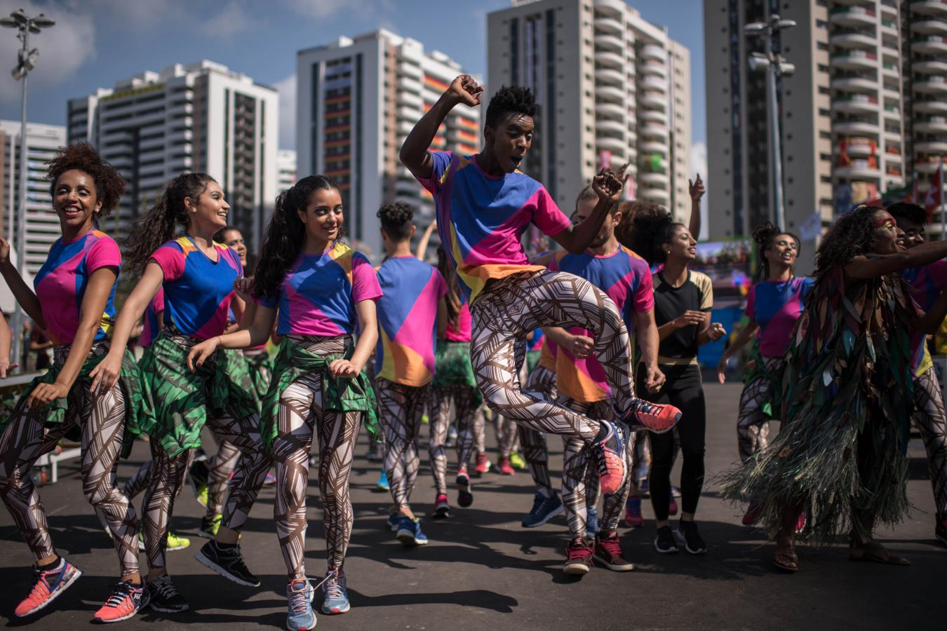 Siguen las bienvenidas. En la Villa Olímpica continúan recibiendo a los distintos países que disputarán los Juegos Olímpicos de Río 2016. Hoy lo hicieron con un animado baile.