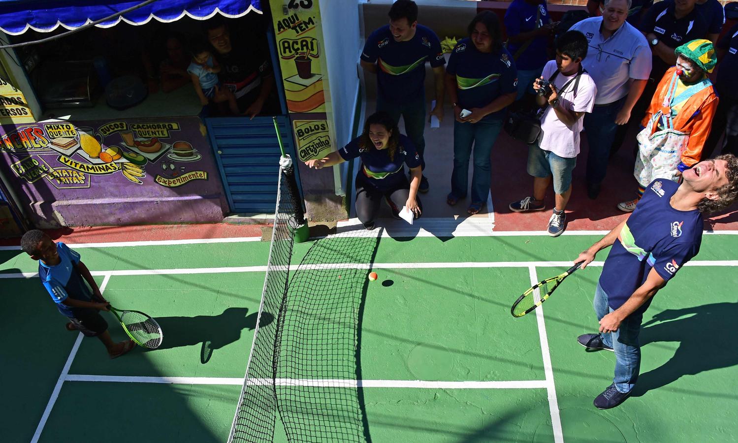 Los Juegos también están en las calles. El tenista brasileño Guga Kuerten ha inaugurado un minicampo de tenis en la comunidad de Santa Marta, Río de Janeiro, jugando con unos niños