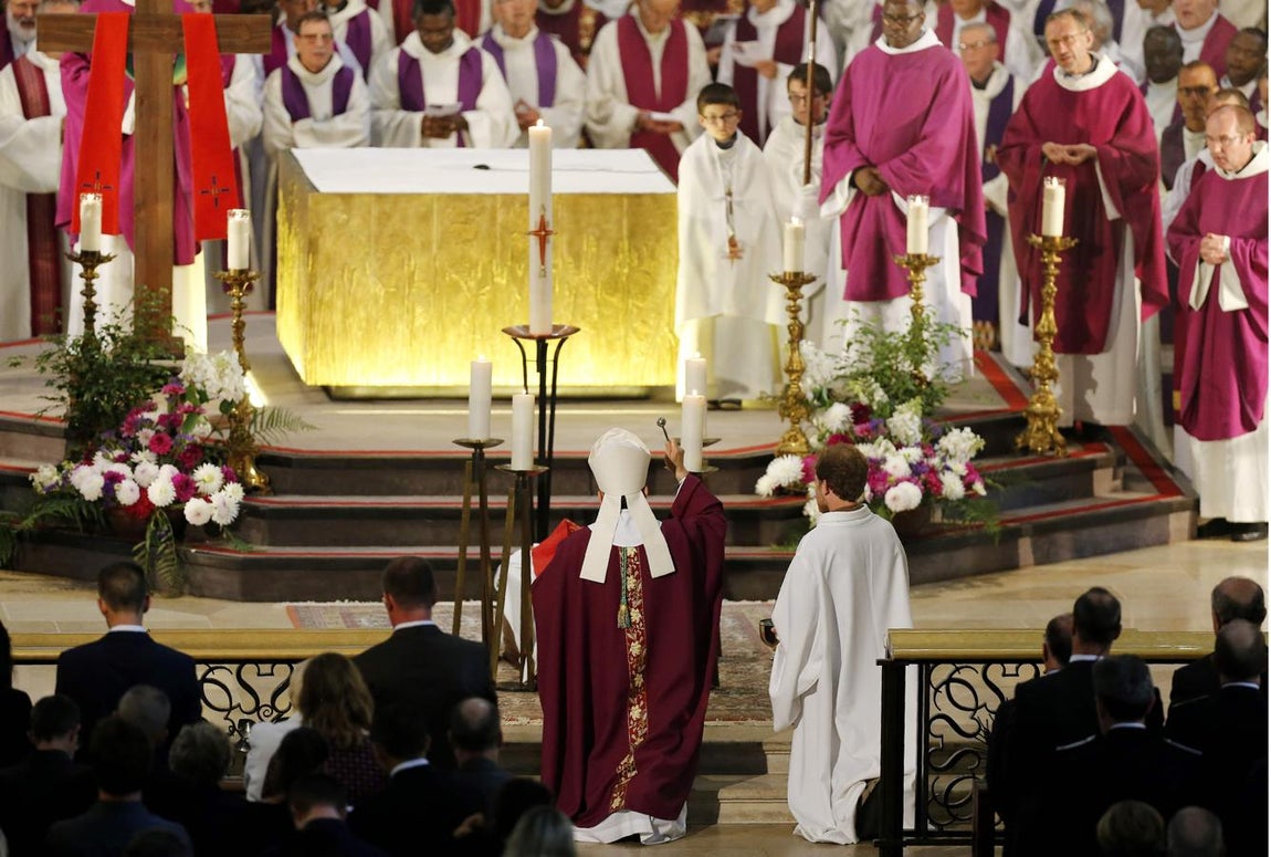 Más de dos millares de personas han acudido a la catedral de Ruan para dar un último adiós al sacerdote Jacques Hamel. 