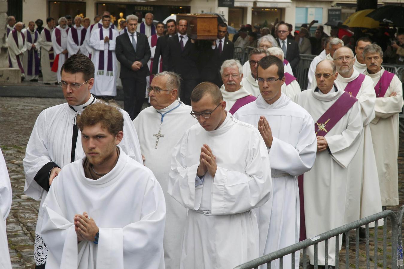 Más de dos millares de personas han acudido a la catedral de Ruan para dar un último adiós al sacerdote Jacques Hamel