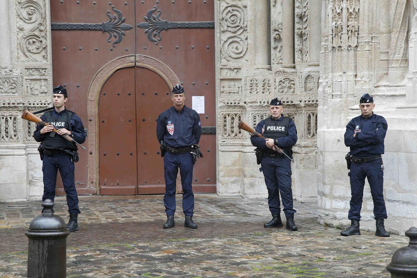 Más de dos millares de personas han acudido a la catedral de Ruan para dar un último adiós al sacerdote Jacques Hamel