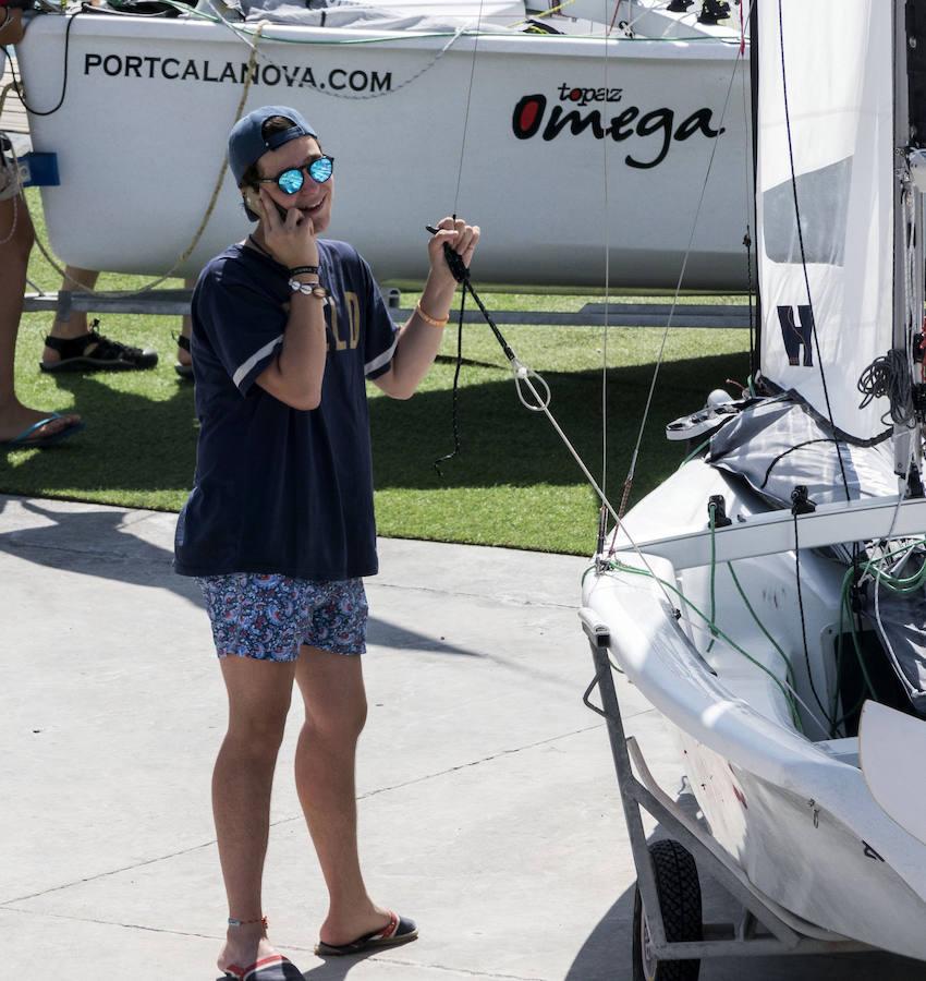 La familia llegó el lunes temprano al Club Náutico para que Victoria y Felipe Juan Froilán comenzaran el curso de vela. 