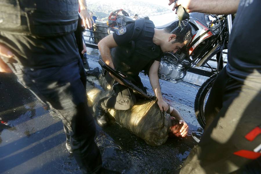 Un policía amenaza con un arma a un soldado en Estambul. 