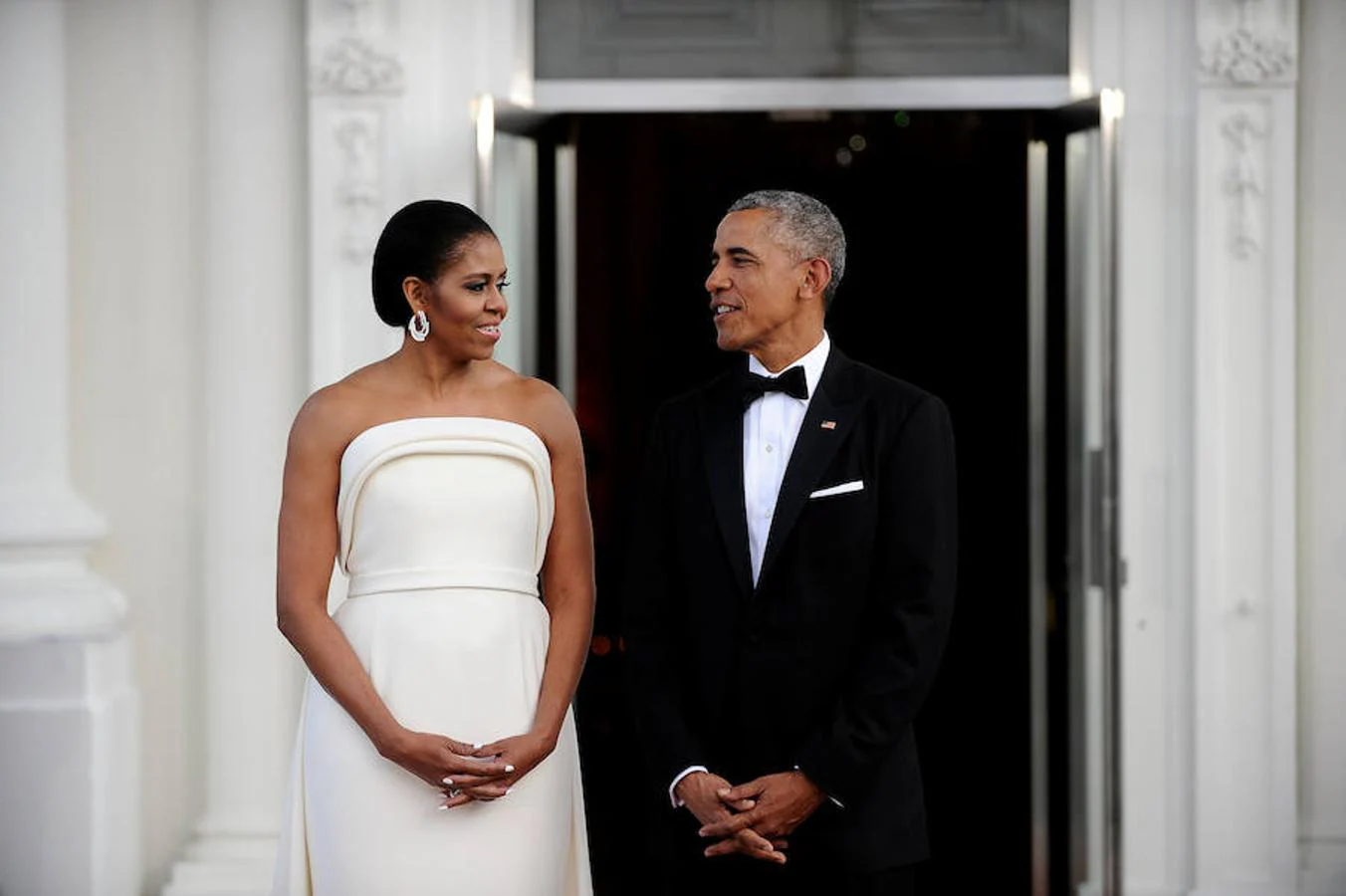 Obama y la primera dama de EE.UU., Michelle, recibieron con honores al mandatario singapurense y a su esposa en los jardines de la Casa Blanca