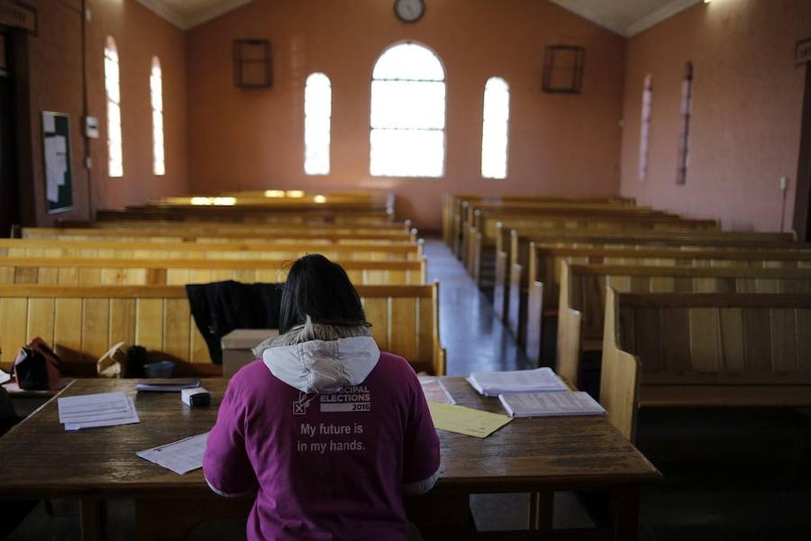 Si el CNA pierde las elecciones se multiplicarán las voces que exigen la dimisión de Zuma. En la imagen, una trabajadora prepara las papeletas para un colegio electoral de Johannesburgo.. 