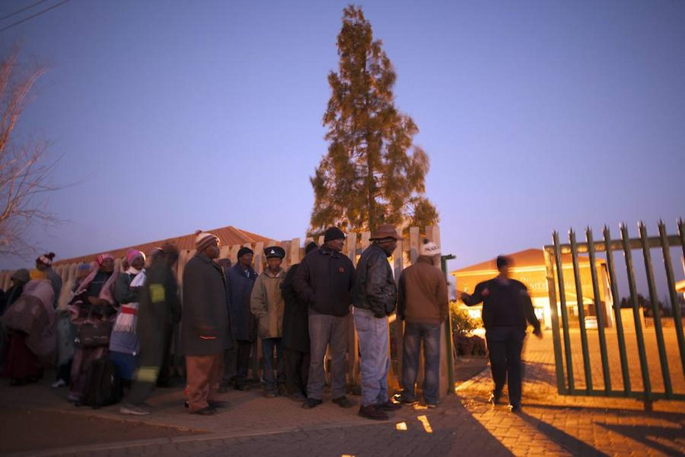 Varios ciudadanos hacen cola para votar en un centro electoral de Johannesburgo. En los últimos meses se han registrado protestas en el país para reclamar el derecho a la vivienda.