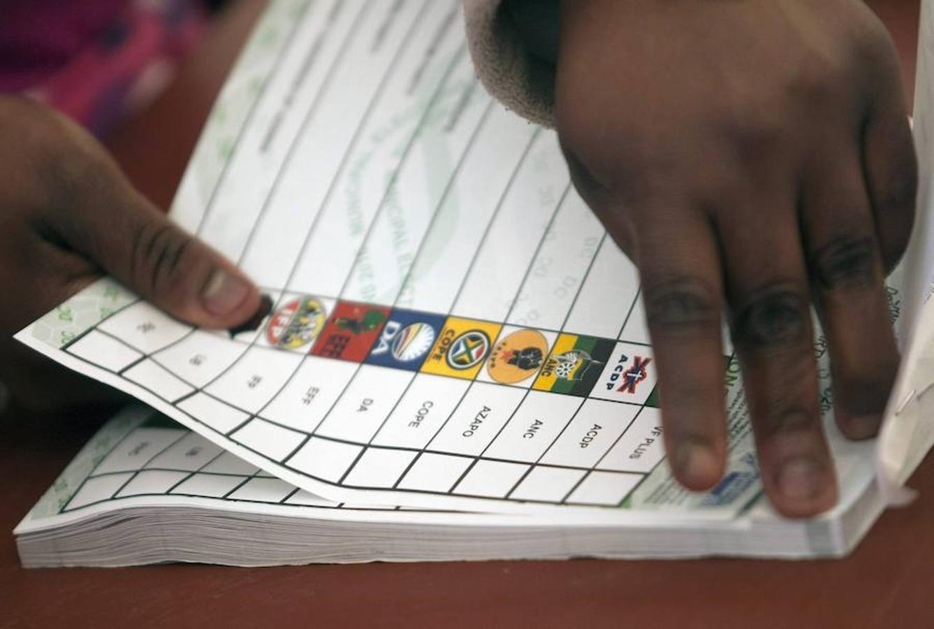 Un ciudadano retira su papeleta para votar en Johannesburgo