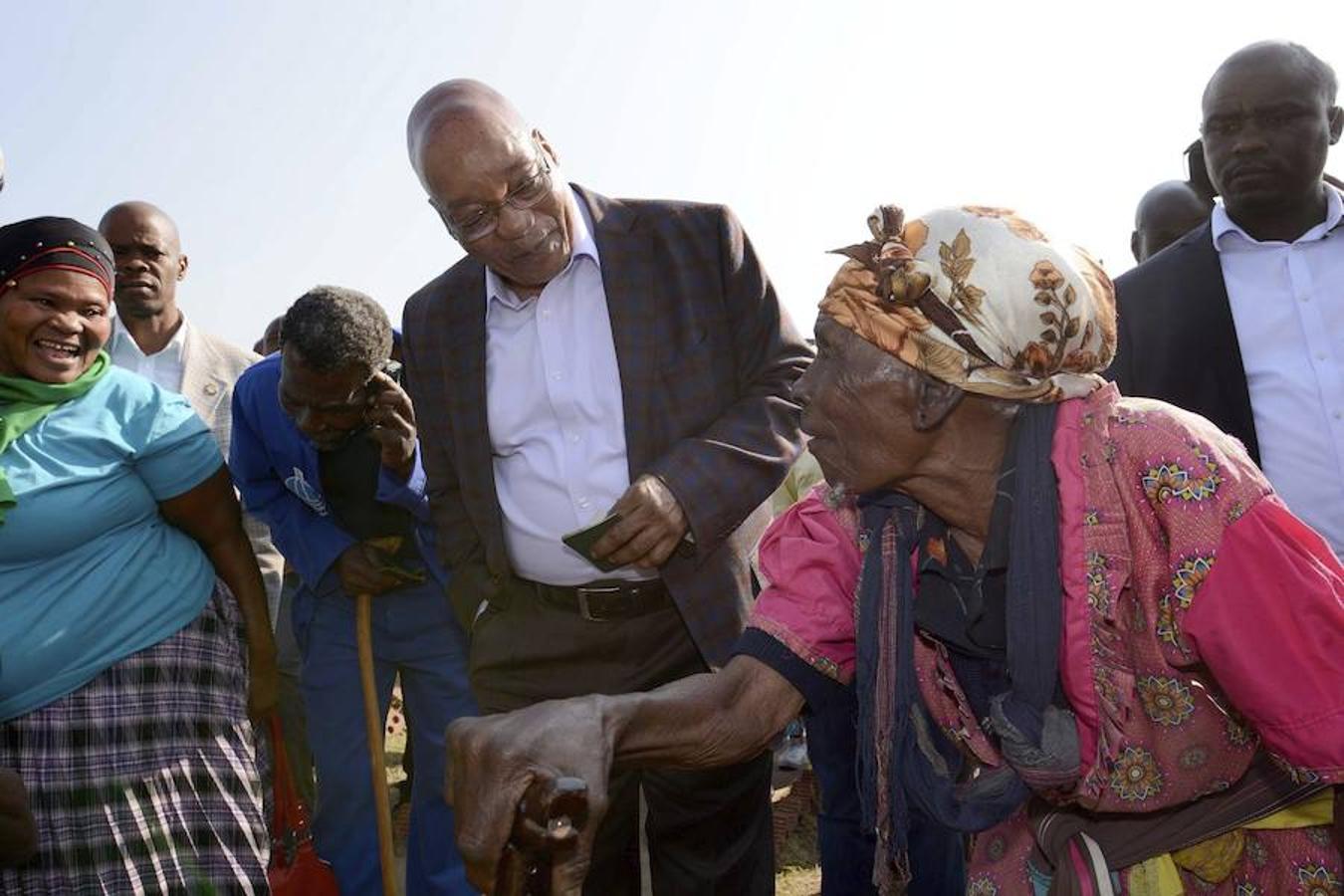 Zuma ha conversado con un grupo de lugareños antes de votar