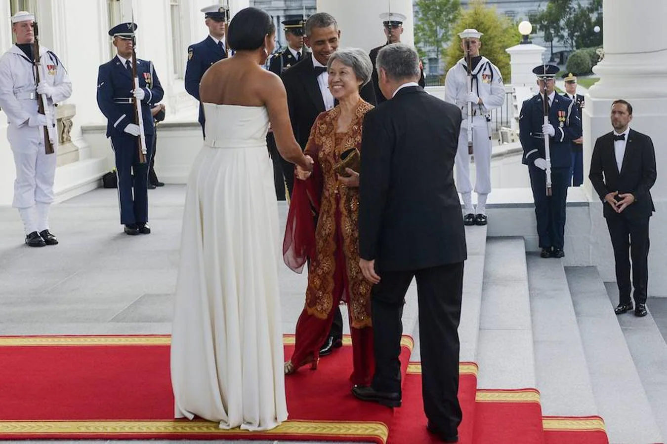La primera dama de Estados Unidos, Michelle Obama, saluda a la esposa del primer ministro de Singapur, Ho Ching, antes de la cena de Estado en la Casa Blanca