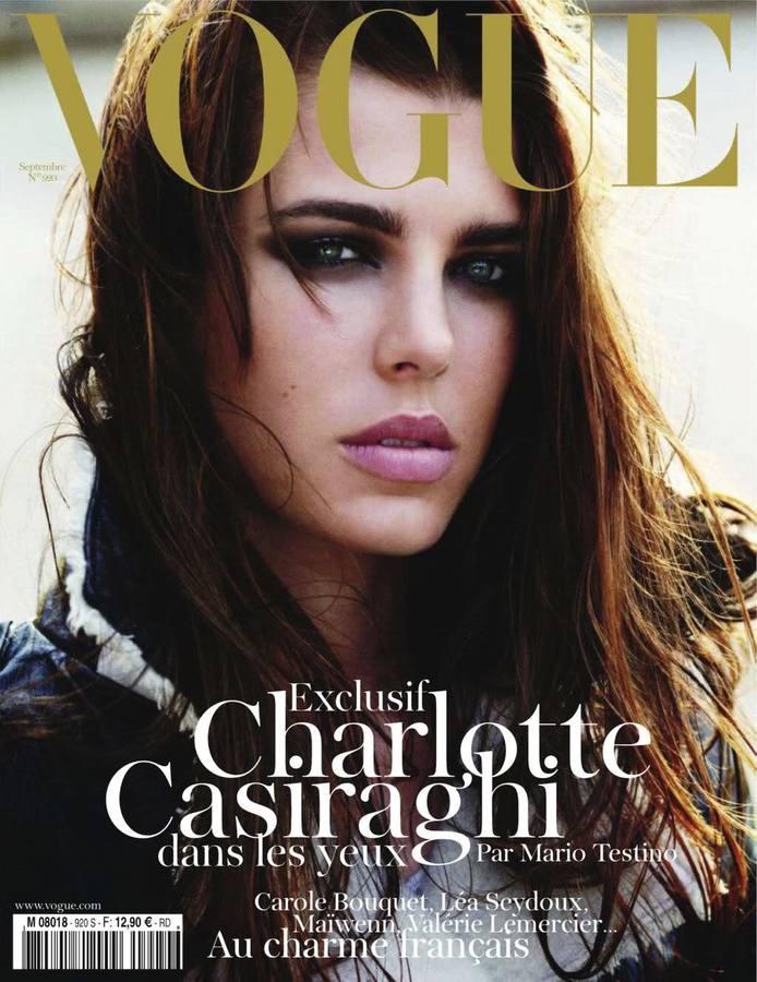 Carlota Casiraghi ha sido portada de Vogue. Para las ediciones de Estados Unidos yFrancia ha sido fotografiada por Mario Testino. 