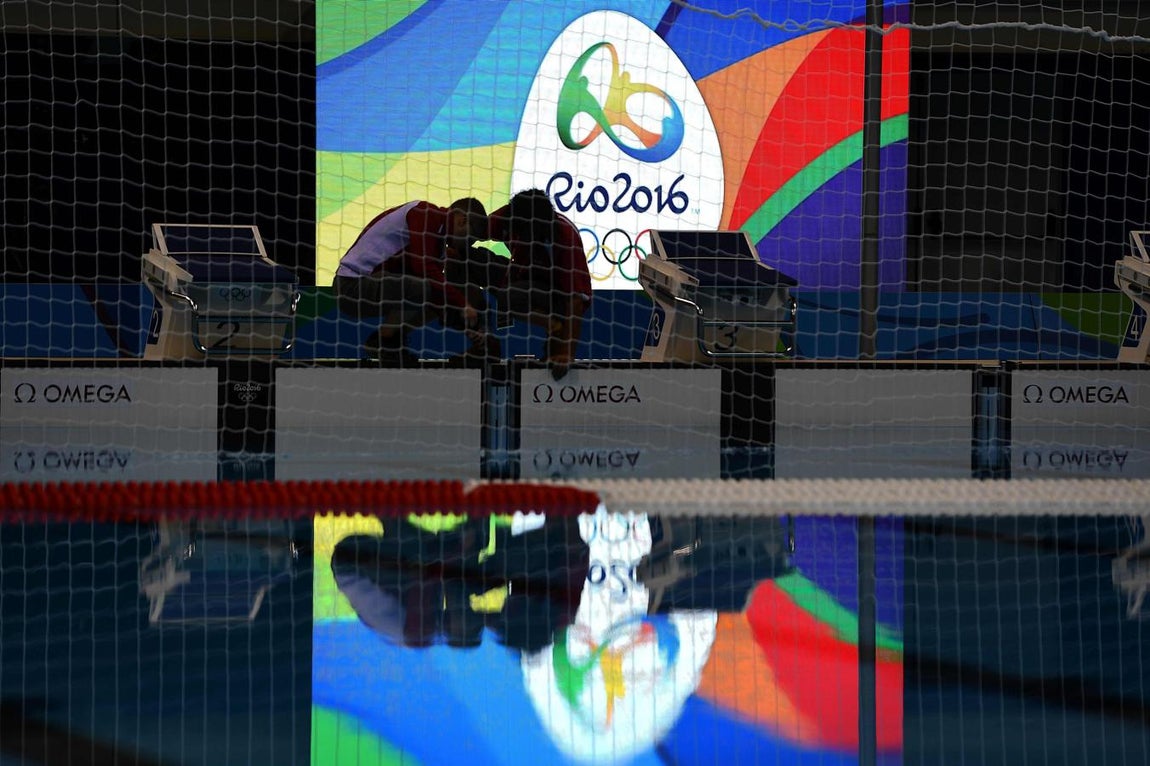 Los últimos retoques. Aún quedan los últimos detalles por pulir, como en los que están trabajando estos operarios del Estadio Olímpico Acuático