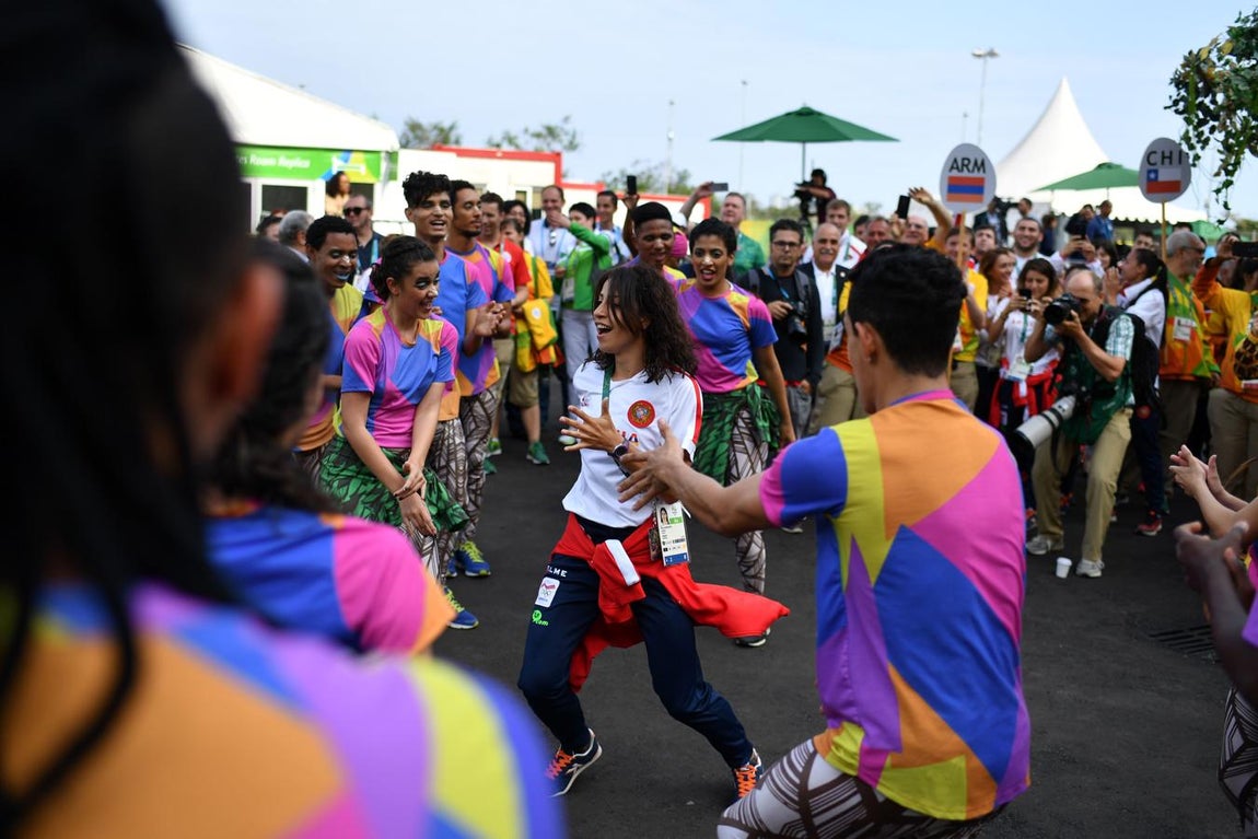 Continuan las bienvenidas. El grupo de voluntarios que reciben entre sambas a los diferentes equipos siguen animando la Villa Olímpica