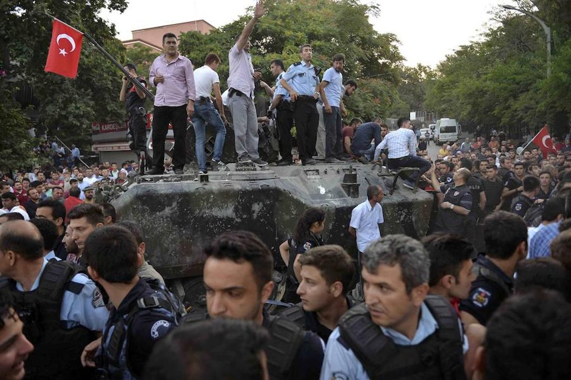 Civiles sobre un tanque en Ankara. 