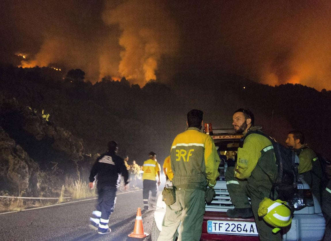 Este jueves, en la zona de La Mancha se encontró el coche de una persona calcinado. Posteriormente, se detectó el cuerpo sin vida de un operario contra el fuego del Cabildo de La Palma.. 