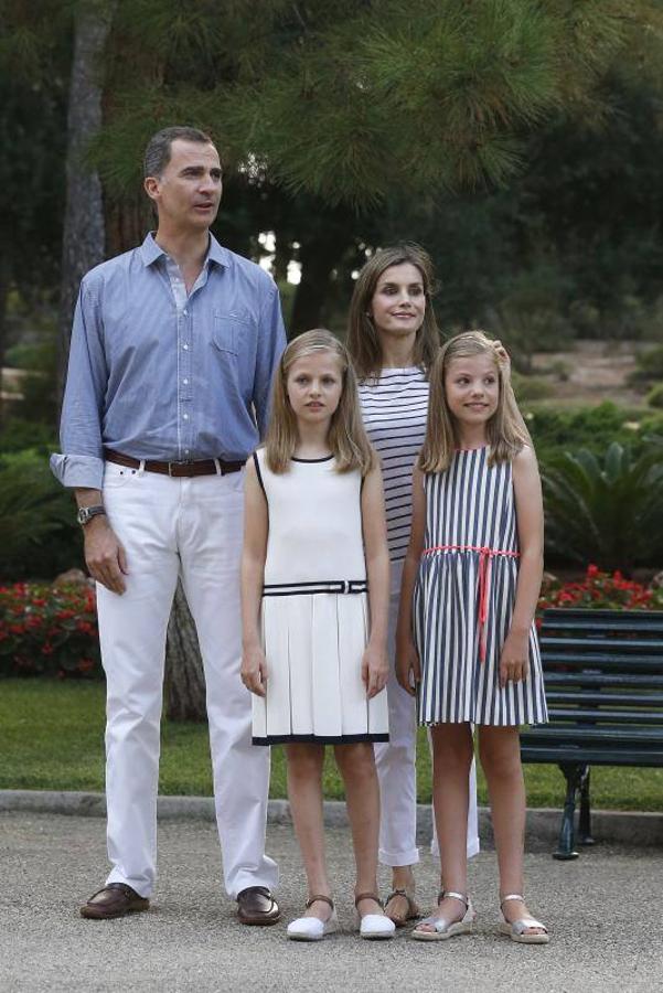 El Rey Felipe VI y la Reina Doña Letizia posan esta tarde con sus hijas, la Princesa Leonor y la Infanta Sofía. 