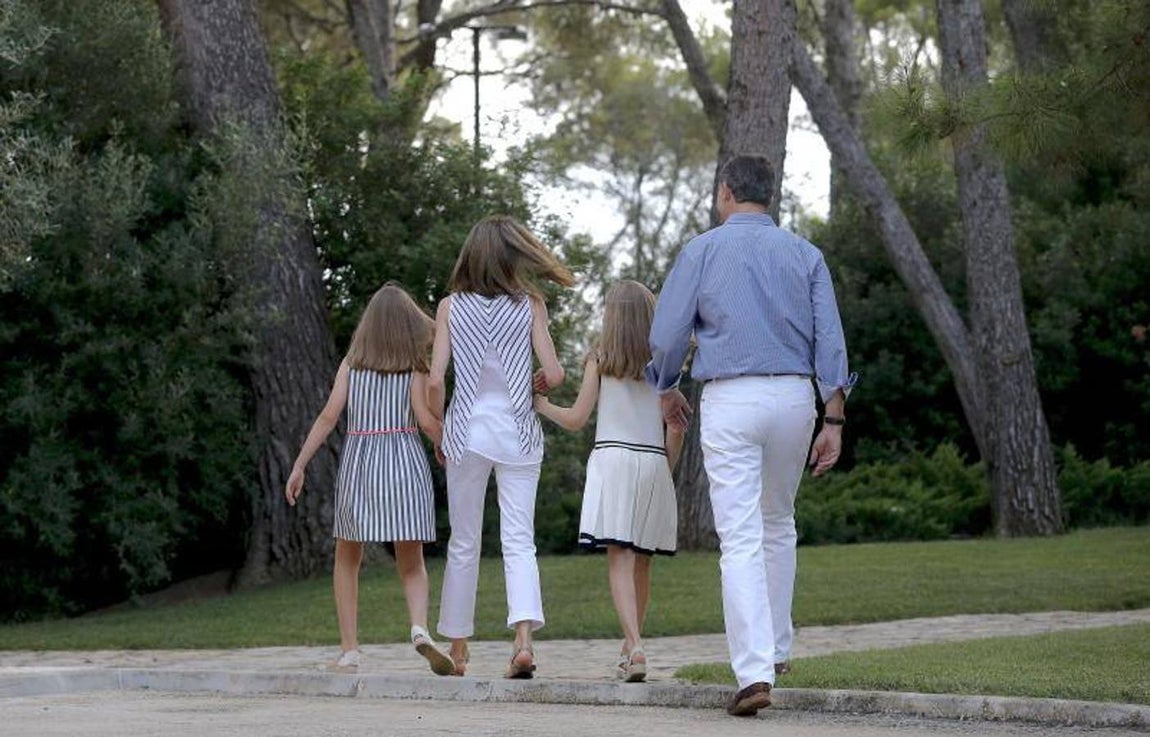 El Rey Felipe VI y la Reina Doña Letizia posan esta tarde con sus hijas, la Princesa Leonor y la Infanta Sofía. 