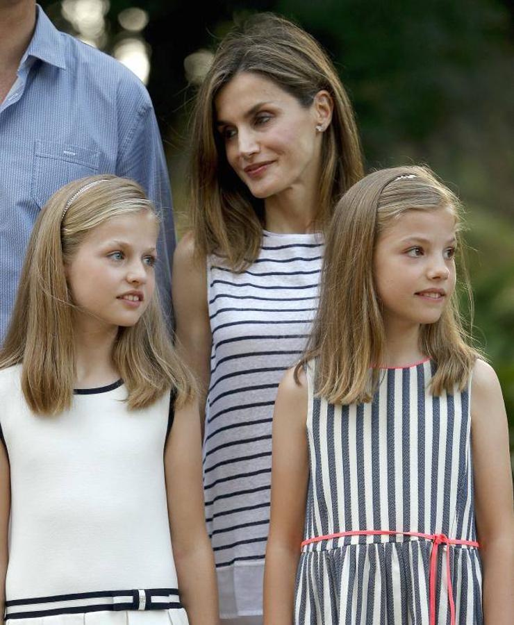 La Princesa Leonor y la Infanta Sofía durante el posado de la Familia Real esta tarde en el Palacio de Marivent, en Palma. 
