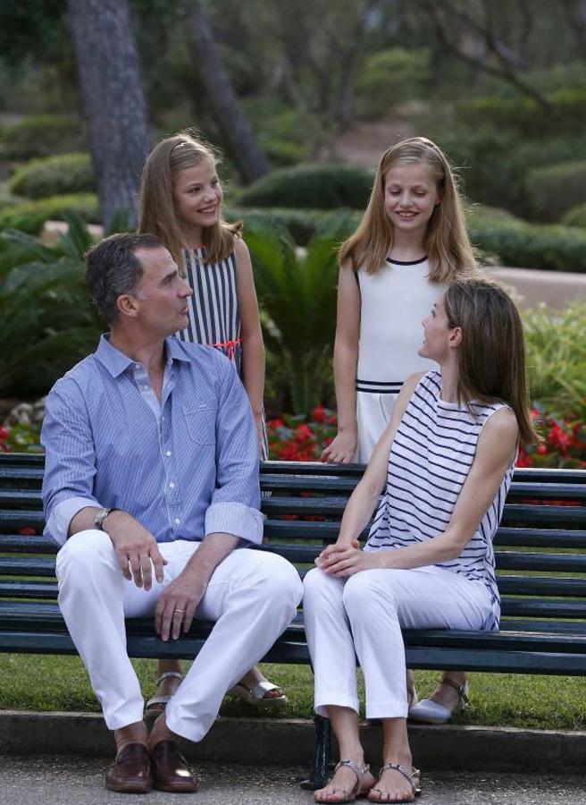 Los Reyes charlan con sus hijas, la Princesa Leonor y la Infanta Sofía, durante el posado en Marivent. 